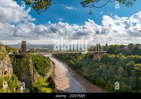 BRISTOL CITY ENGLAND CLIFTON SUSPENSION BRIDGE IN LATE SUMMER SPANNING THE AVON GORGE OVER THE RIVER AVON AT LOW TIDE Stock Photo