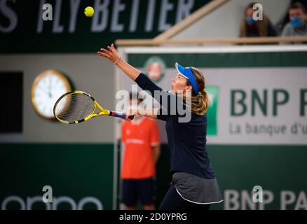 Danielle Collins of the United States in action against Garbine Muguruza of Spain during the third round at the Roland Garros 2020, Grand Slam tennis Stock Photo