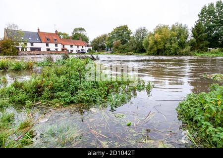 Great Doddington, Northamptonshire, UK, 4th October 2020  River Nene flooding along the Nene Valley at Hardwater crossing on Hardwater road. Credit: Keith J Smith./Alamy Live News Stock Photo