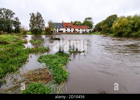 Great Doddington, Northamptonshire, UK, 4th October 2020  River Nene flooding along the Nene Valley at Hardwater crossing on Hardwater road. Credit: Keith J Smith./Alamy Live News Stock Photo