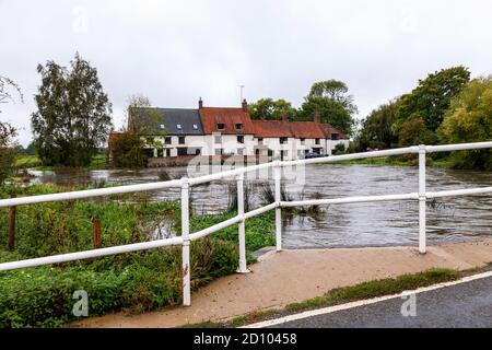 Great Doddington, Northamptonshire, UK, 4th October 2020  River Nene flooding along the Nene Valley at Hardwater crossing on Hardwater road. Credit: Keith J Smith./Alamy Live News Stock Photo