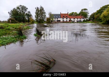 Great Doddington, Northamptonshire, UK, 4th October 2020  River Nene flooding along the Nene Valley at Hardwater crossing on Hardwater road. Credit: Keith J Smith./Alamy Live News Stock Photo