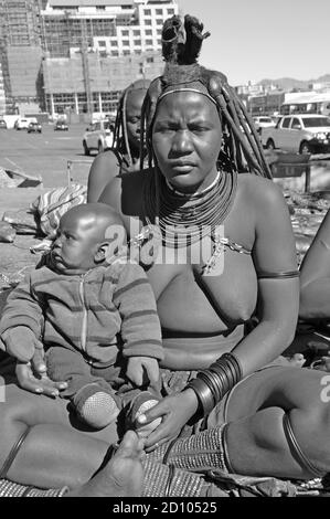 Namiba: Herero women with a new born baby working as souvenier traders in Windhoek, selling handicraft to tourists Stock Photo