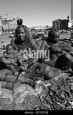 Namiba: Herero women with a baby working as souvenier traders in Windhoek, selling art work and handicraft to tourists Stock Photo