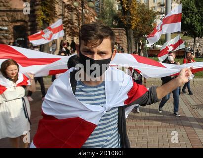 Kiev, Ukraine. 4th Oct, 2020. People attend a rally of solidarity with protests in Belarus in Kiev, Ukraine, 4 October 2020. Members of the Belarusian community in Ukraine and their supporters held the rally of solidarity with the Belarusian protests against the results of the presidential election. Credit: Serg Glovny/ZUMA Wire/Alamy Live News Stock Photo