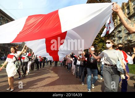 Kiev, Ukraine. 4th Oct, 2020. People attend a rally of solidarity with protests in Belarus in Kiev, Ukraine, 4 October 2020. Members of the Belarusian community in Ukraine and their supporters held the rally of solidarity with the Belarusian protests against the results of the presidential election. Credit: Serg Glovny/ZUMA Wire/Alamy Live News Stock Photo