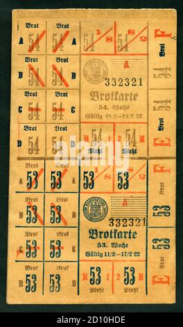 Europa, Deutschland, Hamburg, nach dem 1. Weltkrieg , Lebensmittelkarte für Brot , herausgegeben vom Hamburgischen Kriegsversorgungsamt , gültig vom 11. 02. bis 24. 02. 1922 ,  Größe 8,4 cm x 14,6 cm , Motiv darf nur für journalistische oder wissenschaftliche Zwecke genutzt werden, Rechte werden nicht vertreten .  /  Europe, Germany, Hamburg, time after WW I  ,  ration stamps for bread , published by the war social security office of Hamburg, valid from 11. 02. to 24. 02. 1922 , size 8,4 cm x 14,6 cm , image only for journalistic or academic use, there are no rights . Stock Photo