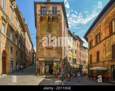 Glimpse of the corner between Via del Paradiso (left) and Via dell'Accademia (right) in the historic centre of Siena, Unesco W.H. Site, Tuscany, Italy Stock Photo