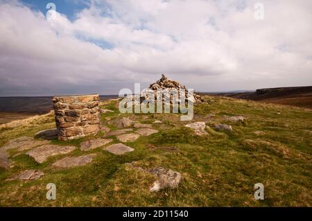 Cairn and Toposcope on Lost Lad near the summit of Back Tor on the Derwent Edge in the Peak District National Park, England, UK Stock Photo