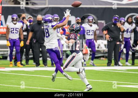 Minnesota Vikings wide receiver Justin Jefferson (18) makes a one handed  catch in front of cornerback Cameron Dantzler Sr. (3) during warmups before  an NFL football game against the Philadelphia Eagles, Monday, Sep. 19,  2022, in Philadelphia. (AP