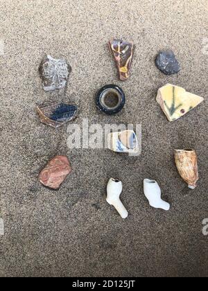 London, UK. 22nd Sep, 2020. Shards of vessels, some of which date back to Roman times, and heads of clay pipes lie on the banks of the Thames. The tides stir up the river bed and wash many relics to the bank. (to dpa: 'On a treasure hunt on the banks of the Thames: Mudlarking increasingly popular') Credit: Silvia Kusidlo/dpa/Alamy Live News Stock Photo