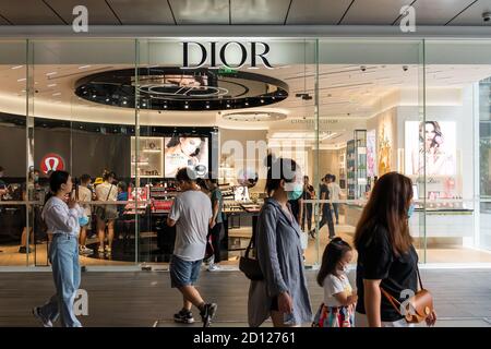 Shoppers walk past the French luxury goods, clothing and beauty brand  Christian Dior store in Hong Kong Stock Photo - Alamy