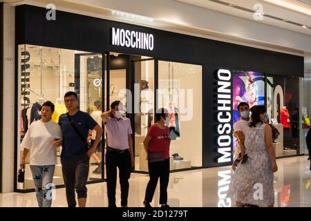 maat Allergie antiek Moschino italian luxury fashion house hi-res stock photography and images -  Alamy