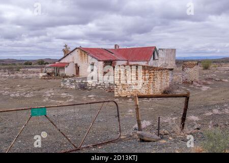 Abandoned, derelict old farmhouse in the Leeu Gamka district in the central Karoo in South Africa on an overcast day Stock Photo