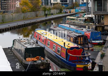 Narrow boats moored along the Union Canal at Fountainbridge in Edinburgh, Scotland, UK Stock Photo