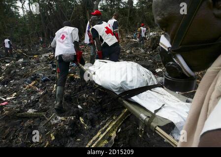 Cameroonian Red Cross workers remove human remains from the scene of a Kenya Airways plane crash in a swampy area close to the village of Mbanga Pongo, near the city of Douala, May 8, 2007. REUTERS/Emmanuel Braun (CAMEROON)