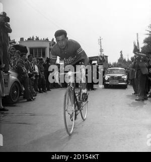 Bruno Monti during the 15th stage (individual time trial, Gardone Riviera-Riva del Garda) of the 37th Giro d'Italia, 6 June 1954. --- Bruno Monti durante la 15a tappa (cronometro individuale, Gardone Riviera-Riva del Garda) del 37° Giro d'Italia, 6 giugno 1954.