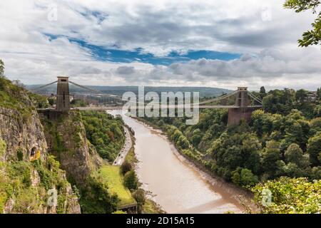 BRISTOL CITY CENTRE ENGLAND BRUNELS CLIFTON SUSPENSION BRIDGE OVER THE AVON GORGE AND A ROCK CLIMBER NEAR THE YELLOW VIEWING PLATFORM Stock Photo