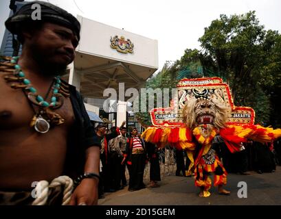 A Reog Ponorogo dancer performs during a protest outside Malaysia's embassy in Jakarta November 29, 2007. Hundreds of Indonesian Reog Ponorogo dancers held a colourful protest outside the Malaysian embassy as a new dispute erupted between the two neighbours over cultural heritage. REUTERS/Beawiharta (INDONESIA)