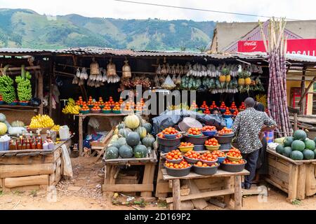 Uganda, Hills of Central Africa, Local fruit and vegetable market along the road towards Lake Mburo Stock Photo