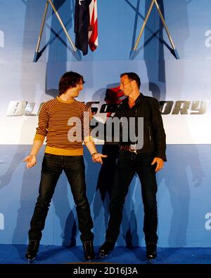 Actors Jon Heder (L) and Will Arnett joke around at a media opportunity at an ice skating rink to promote their film 'Blades of Glory' in Sydney June 6, 2007.         REUTERS/Tim Wimborne     (AUSTRALIA)