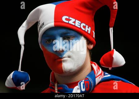 A fan waits for the start of the Group E World Cup 2006 soccer match between Italy and the Czech Republic in Hamburg June 22, 2006.  FIFA RESTRICTION - NO MOBILE USE    REUTERS/Petr Josek  (GERMANY)