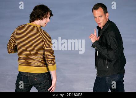 Actors Jon Heder (L) and Will Arnett pose for photographers during a media opportunity at an ice skating rink to promote their film 'Blades of Glory' in Sydney June 6, 2007.         REUTERS/Tim Wimborne     (AUSTRALIA)