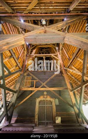 puerta bajo el portico, iglesia de San Felipe y Jacob, construida en 1516 , Sękowa, voivodato de la Pequeña Polonia, Cárpatos,  Polonia, europe Stock Photo