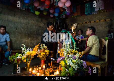 Cofradía de la Santa Cruz o Maximón, deidad  sincrética, con orígenes católicos  (San Simón) y Mayas, Santiago Atitlan, departamento de Sololá, Guatem Stock Photo