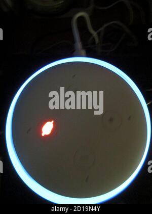 Echo Dot 3rd generazione con luci blu accese e logo del dispositivo  stampato su carta. Altoparlante intelligente con assistente Alexa. Foto  reale, non un montaggio Foto stock - Alamy