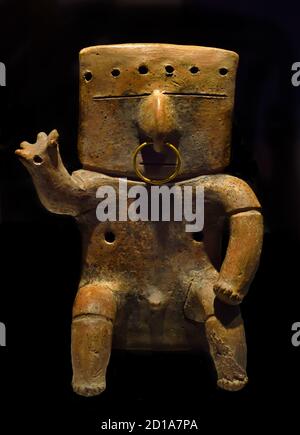 Seated human figure with tumbaga decoration. Ceramic and gold. Quimbaya culture.(1200-1500 AD). Colombia.  America, American,  Integration period Stock Photo