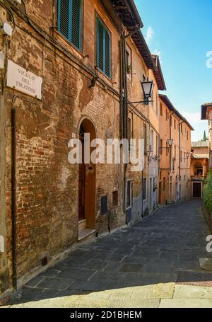 View of Vicolo del Tiratoio, a narrow alley in the historic centre of Siena, in the past place of textile processing, Tuscany, Italy Stock Photo