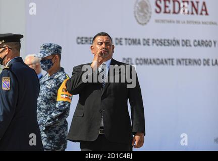 Carlos Navarrete diputado (d), durante la ceremonia militar por la toma de protesta y de bandera del C General de Ala P.A.D.E.M.A. Oscar Rene Rubio Sanchez comandante interino de la Region Aerea Noroeste realizado Base Aerea Militar nº18 el 5 octubre 2020 en Hermosillo, Mexico (© Photo:LuisGutierrez/ NortePhoto.com) Stock Photo