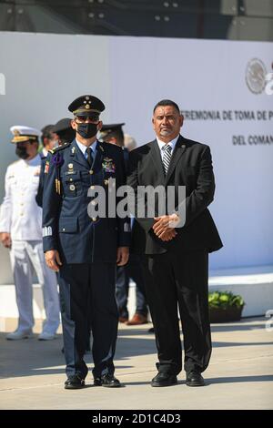 Carlos Navarrete diputado (d), durante la ceremonia militar por la toma de protesta y de bandera del C General de Ala P.A.D.E.M.A. Oscar Rene Rubio Sanchez comandante interino de la Region Aerea Noroeste realizado Base Aerea Militar nº18 el 5 octubre 2020 en Hermosillo, Mexico (© Photo:LuisGutierrez/ NortePhoto.com) Stock Photo