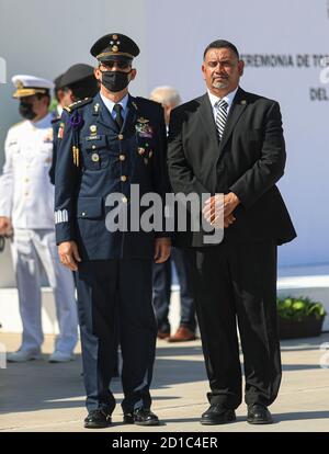 Carlos Navarrete diputado (d), durante la ceremonia militar por la toma de protesta y de bandera del C General de Ala P.A.D.E.M.A. Oscar Rene Rubio Sanchez comandante interino de la Region Aerea Noroeste realizado Base Aerea Militar nº18 el 5 octubre 2020 en Hermosillo, Mexico (© Photo:LuisGutierrez/ NortePhoto.com) Stock Photo