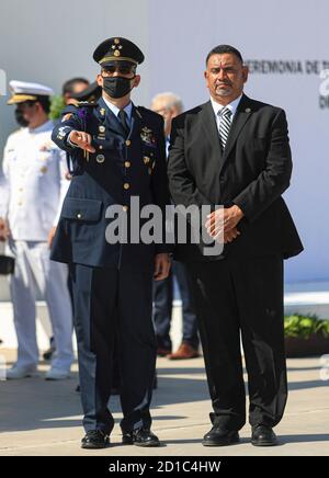 Carlos Navarrete diputado (d), durante la ceremonia militar por la toma de protesta y de bandera del C General de Ala P.A.D.E.M.A. Oscar Rene Rubio Sanchez comandante interino de la Region Aerea Noroeste realizado Base Aerea Militar nº18 el 5 octubre 2020 en Hermosillo, Mexico (© Photo:LuisGutierrez/ NortePhoto.com) Stock Photo