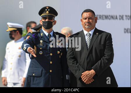 Carlos Navarrete diputado (d), durante la ceremonia militar por la toma de protesta y de bandera del C General de Ala P.A.D.E.M.A. Oscar Rene Rubio Sanchez comandante interino de la Region Aerea Noroeste realizado Base Aerea Militar nº18 el 5 octubre 2020 en Hermosillo, Mexico (© Photo:LuisGutierrez/ NortePhoto.com) Stock Photo