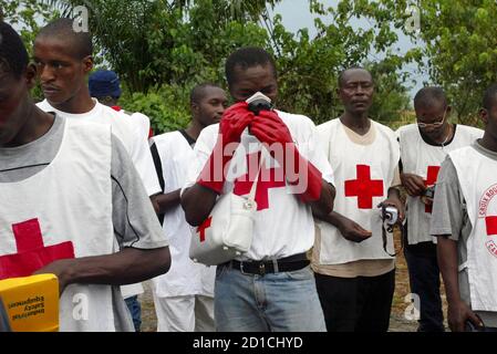 Cameroonian Red Cross workers prepare for recovery operations at the scene of a Kenya Airways plane crash in a swampy area close to the village of Mbanga Pongo, near the city of Douala, May 8, 2007. REUTERS/Emmanuel Braun (CAMEROON)