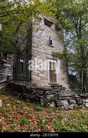 Hidden among the trees, at an altitude of 950 meters stands the Roccolo Meri, the bird tower of Scudellate. The tower has been restored and can also be visited at certain times. Roccolo in Scudelate, Ticino, Switzerland Stock Photo