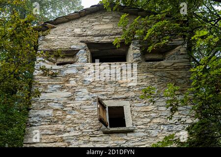 Hidden among the trees, at an altitude of 950 meters stands the Roccolo Meri, the bird tower of Scudellate. The tower has been restored and can also be visited at certain times. Roccolo in Scudelate, Ticino, Switzerland Stock Photo