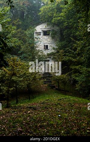 Hidden among the trees, at an altitude of 950 meters stands the Roccolo Meri, the bird tower of Scudellate. The tower has been restored and can also be visited at certain times. Roccolo in Scudelate, Ticino, Switzerland Stock Photo
