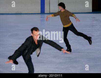 Actors Jon Heder (R) and Will Arnett skate during a media opportunity at an ice skating rink to promote their film 'Blades of Glory' in Sydney June 6, 2007.         REUTERS/Tim Wimborne     (AUSTRALIA)
