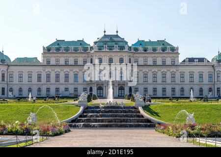 Schlossgarten und das Obere Schloss Belvedere in Wien, Österreich, Europa  |  Upper Belvedere Palace and gardens in Vienna, Austria, Europe