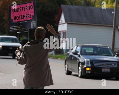 Dayton, OH, USA. 5th Oct, 2020. Debra Dunlop waves to drivers to encourage those who have yet to register to do so at the nearby voter registration site. Credit: Sue Dorfman/ZUMA Wire/Alamy Live News Stock Photo