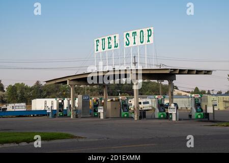 This vintage Sinclair Oil Gas Station in Synder, Texas was in operation ...