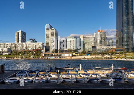 Skyline der Donau City in Wien, Österreich, Europa  |  Donau City skyline in Vienna, Austria, Europe Stock Photo