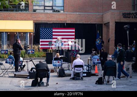 Ann Arbor, USA. 05th Oct, 2020. Sen. Bernie Sanders, I-Vt., speaks to a small, socially-distanced group of college students at the Kerrytown Market and Shops in Ann Arbor, Mich. on Oct. 5, 2020. Sanders emphasized the need to elect Joe Biden for president and highlighted Biden's plans for student debt. (Photo by Dominick Sokotoff/Sipa USA) Credit: Sipa USA/Alamy Live News Stock Photo