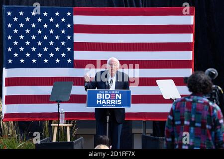 Ann Arbor, USA. 05th Oct, 2020. Sen. Bernie Sanders, I-Vt., speaks to a small, socially-distanced group of college students at the Kerrytown Market and Shops in Ann Arbor, Mich. on Oct. 5, 2020. Sanders emphasized the need to elect Joe Biden for president and highlighted Biden's plans for student debt. (Photo by Dominick Sokotoff/Sipa USA) Credit: Sipa USA/Alamy Live News Stock Photo