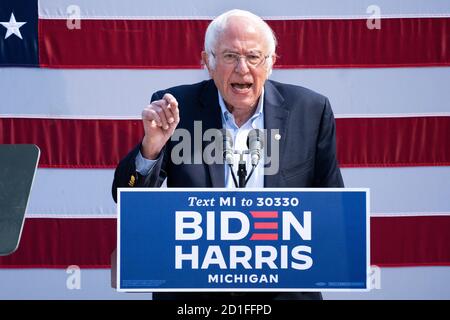 Ann Arbor, USA. 05th Oct, 2020. Sen. Bernie Sanders, I-Vt., speaks to a small, socially-distanced group of college students at the Kerrytown Market and Shops in Ann Arbor, Mich. on Oct. 5, 2020. Sanders emphasized the need to elect Joe Biden for president and highlighted Biden's plans for student debt. (Photo by Dominick Sokotoff/Sipa USA) Credit: Sipa USA/Alamy Live News Stock Photo