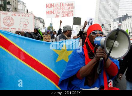 Congolese chant slogans during a demonstration in central Brussels May 14, 2010. Protesters marched to rally against the upcoming visit of Belgian King Albert II to Congo for the 50th anniversary of its independence.   REUTERS/Francois Lenoir  (BELGIUM - Tags: CIVIL UNREST POLITICS IMAGES OF THE DAY)